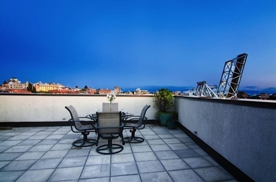 "Pied-a-Terre" private rooftop deck with city and Harbour views