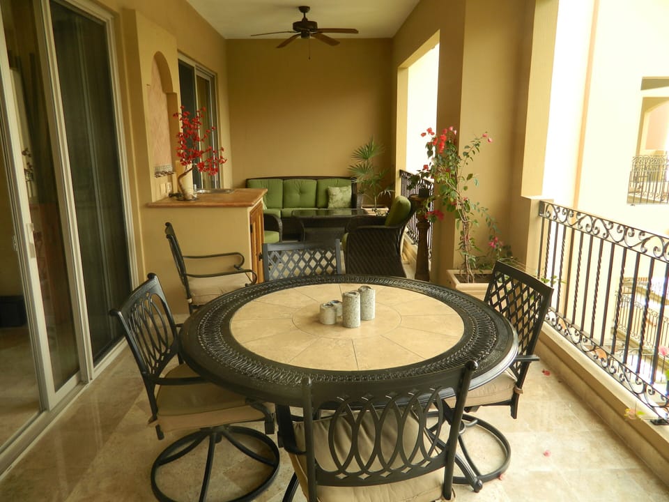Outdoor dining w/ 6 chairs.