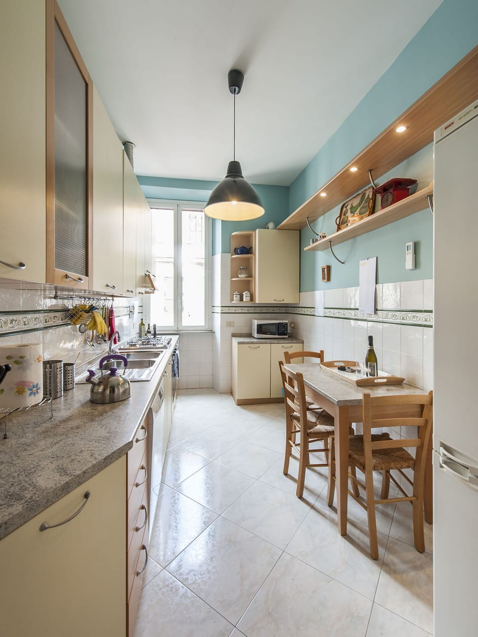 Fully equipped kitchen in front of the dining room