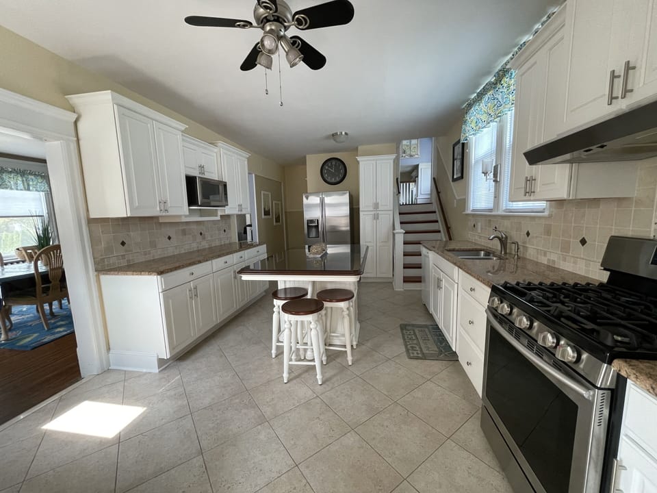 Fully stocked Kitchen with dishwasher, microwave, coffeemaker, Keurig, much more