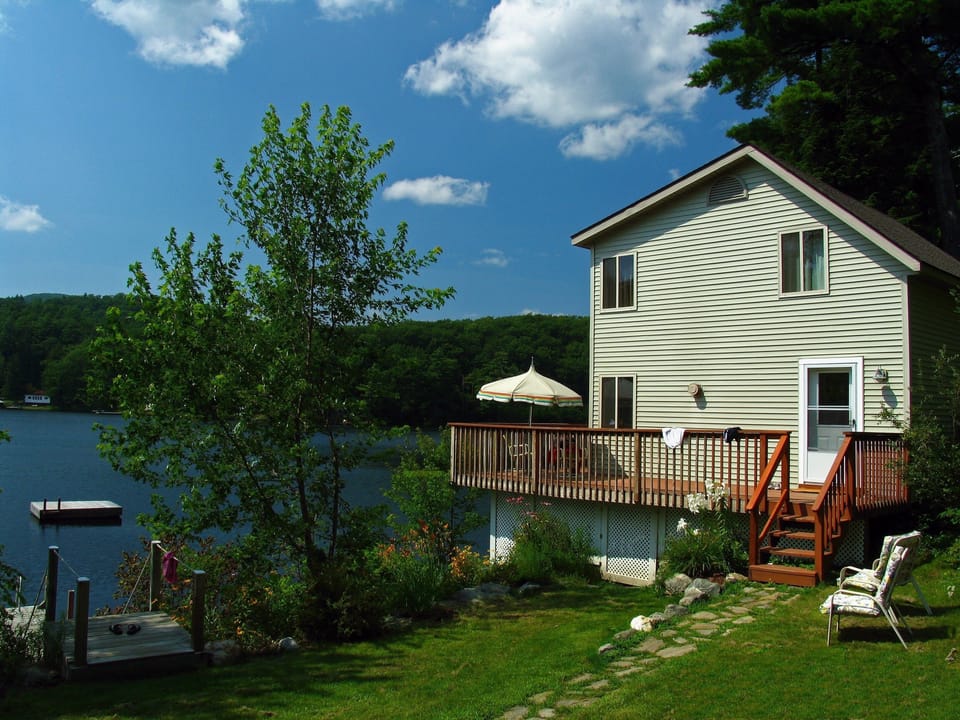Relaxing lakeside living on 1.5 acres with 200' of shoreline,swim raft & gardens
