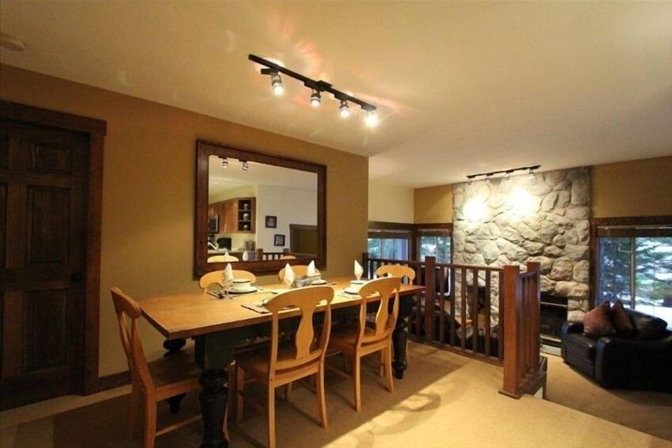 Family size dining room, seats 6 comfortably
