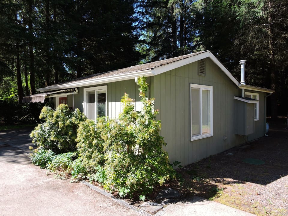 The Cottage is a separate Guest house.Not riverside. Short walk to deck on river