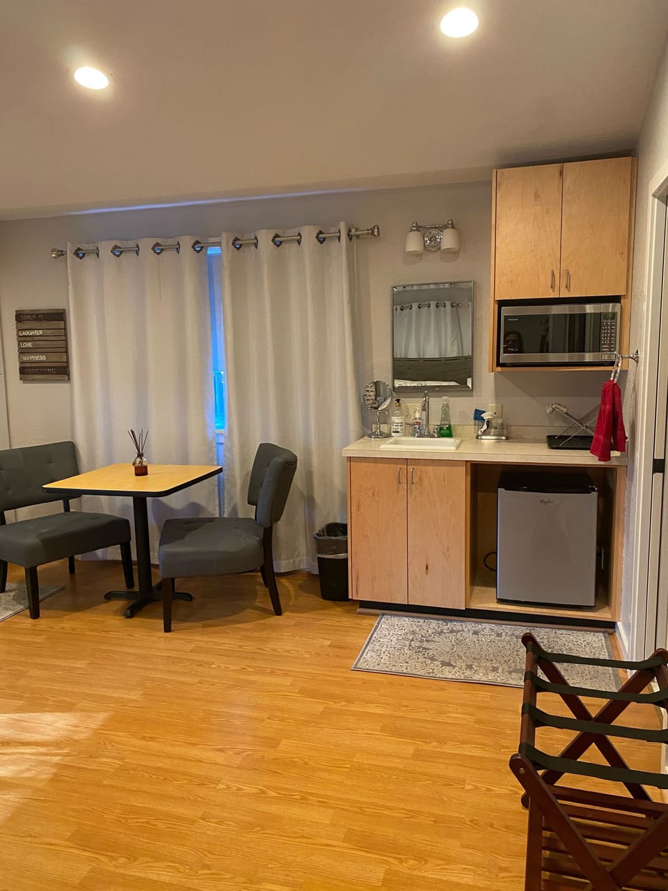 Kitchenette dining 