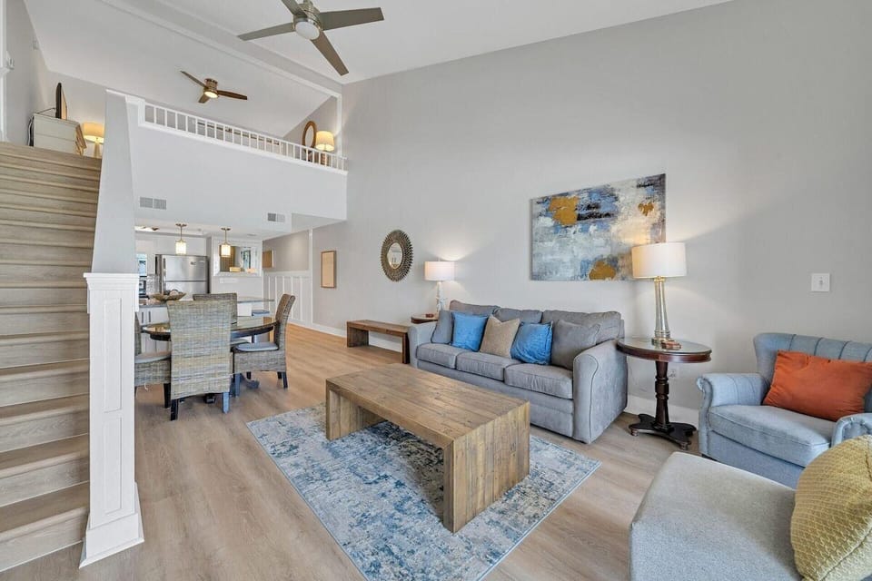 Living and dining area for 4