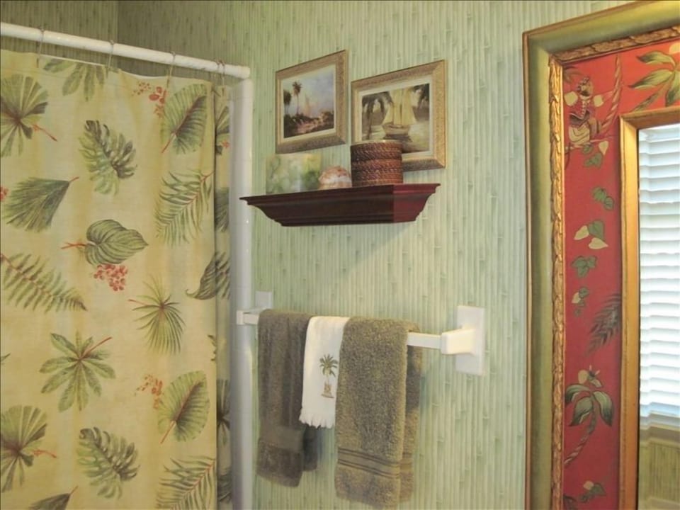 Queen Bathroom-Shower/Tub - 2nd Floor