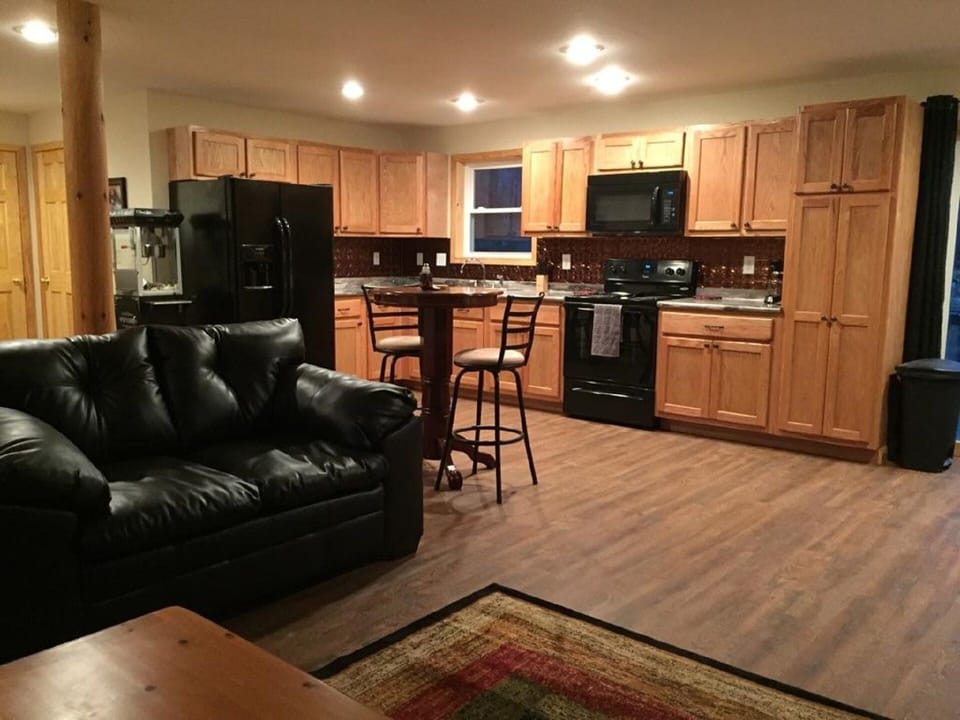 VERY LARGE KITCHEN TO ENJOY MEAL PREP OR ORDER IN!
