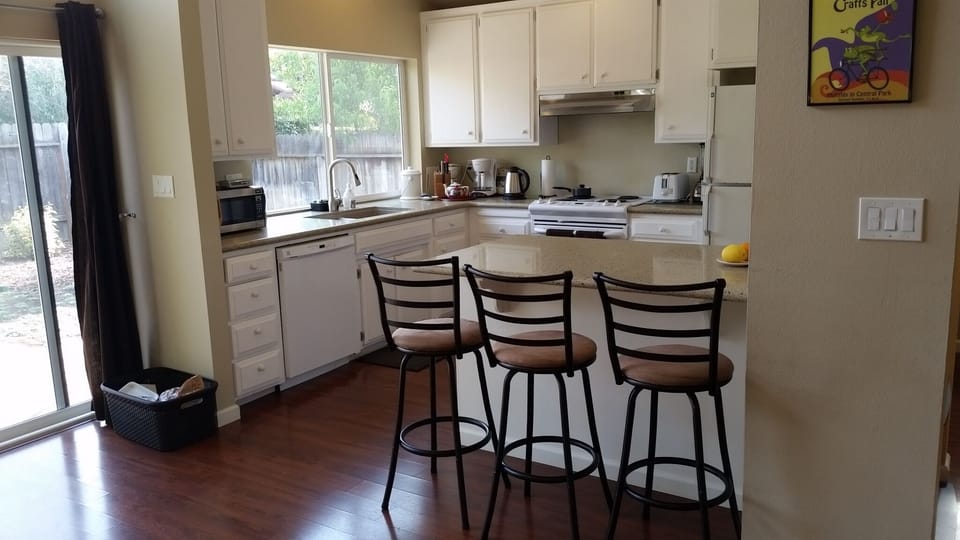 Fully equipped kitchen with breakfast bar