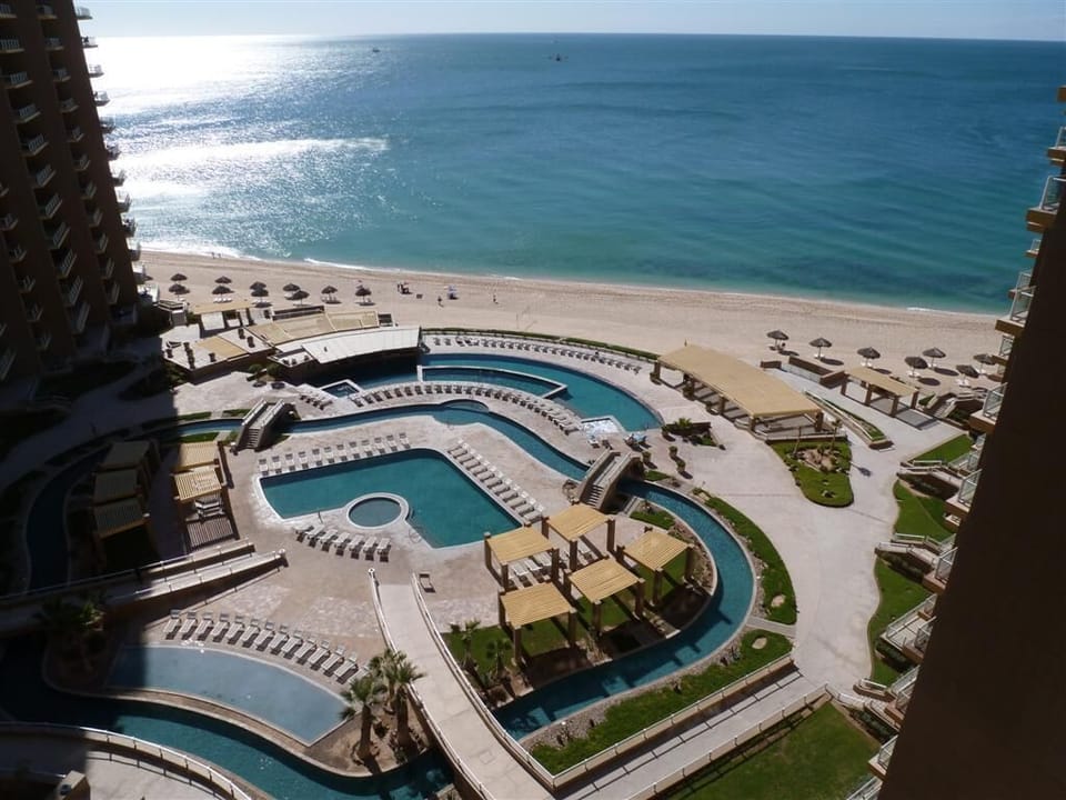 5 Resort Pools including Kids Splash Pool, Lazy River, 2 Jacuzzi's & Swim Up Bar