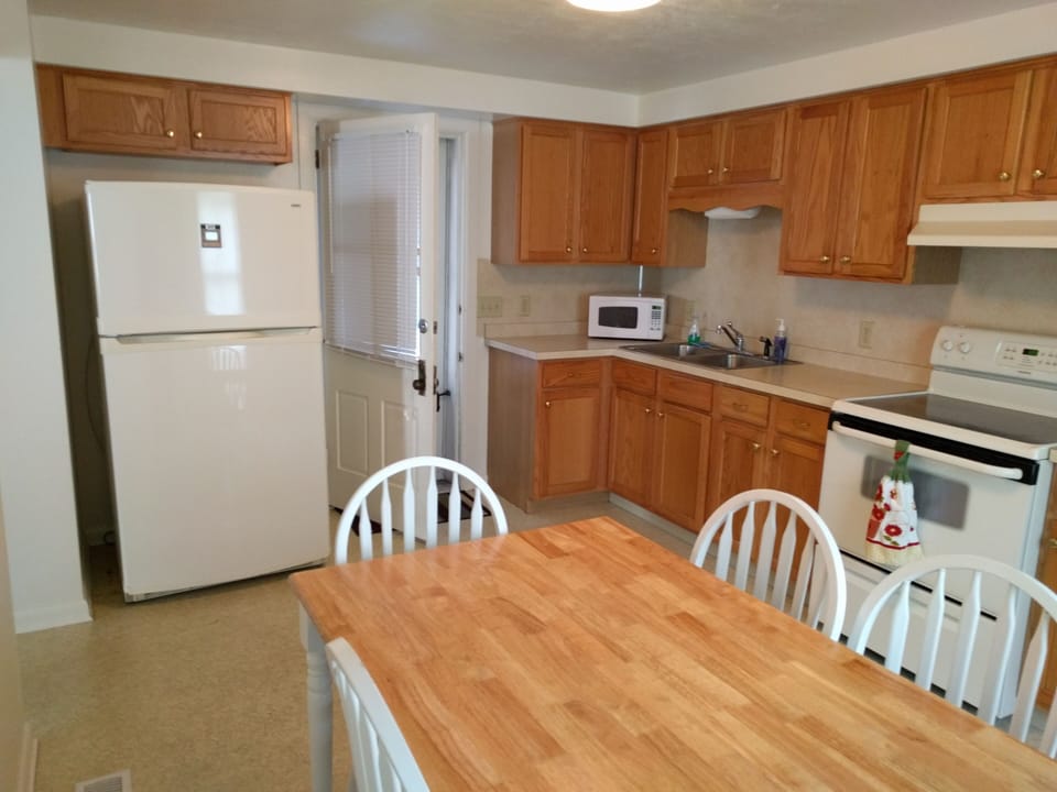 Bright eat in kitchen right inside the side door close to parking w/key box.
