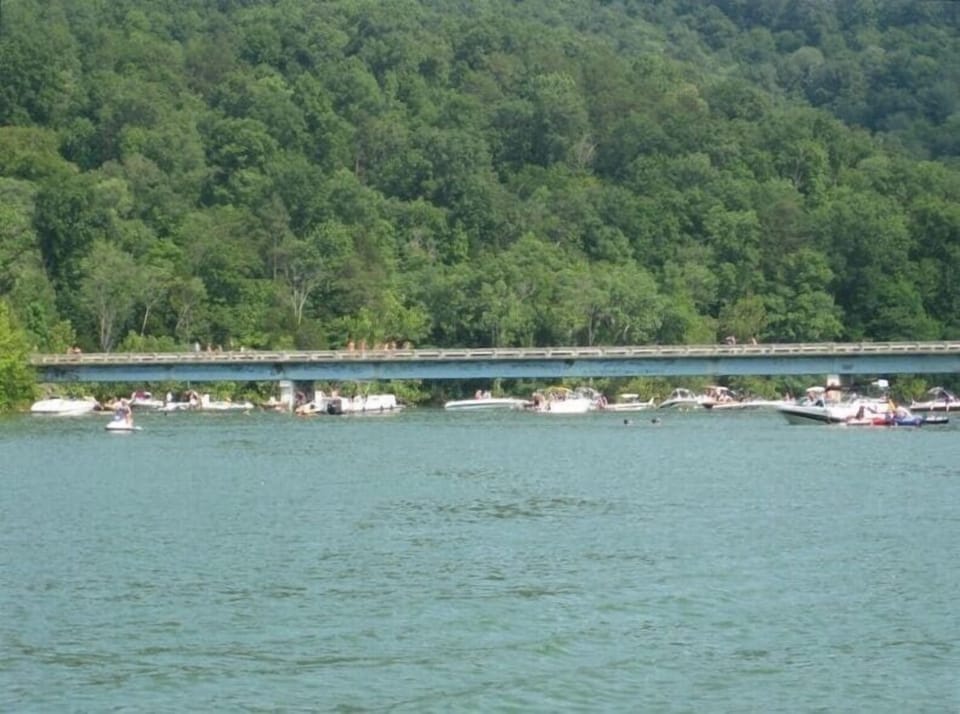 2 minute boat ride to world famous Jumping Bridge. Where the action is.