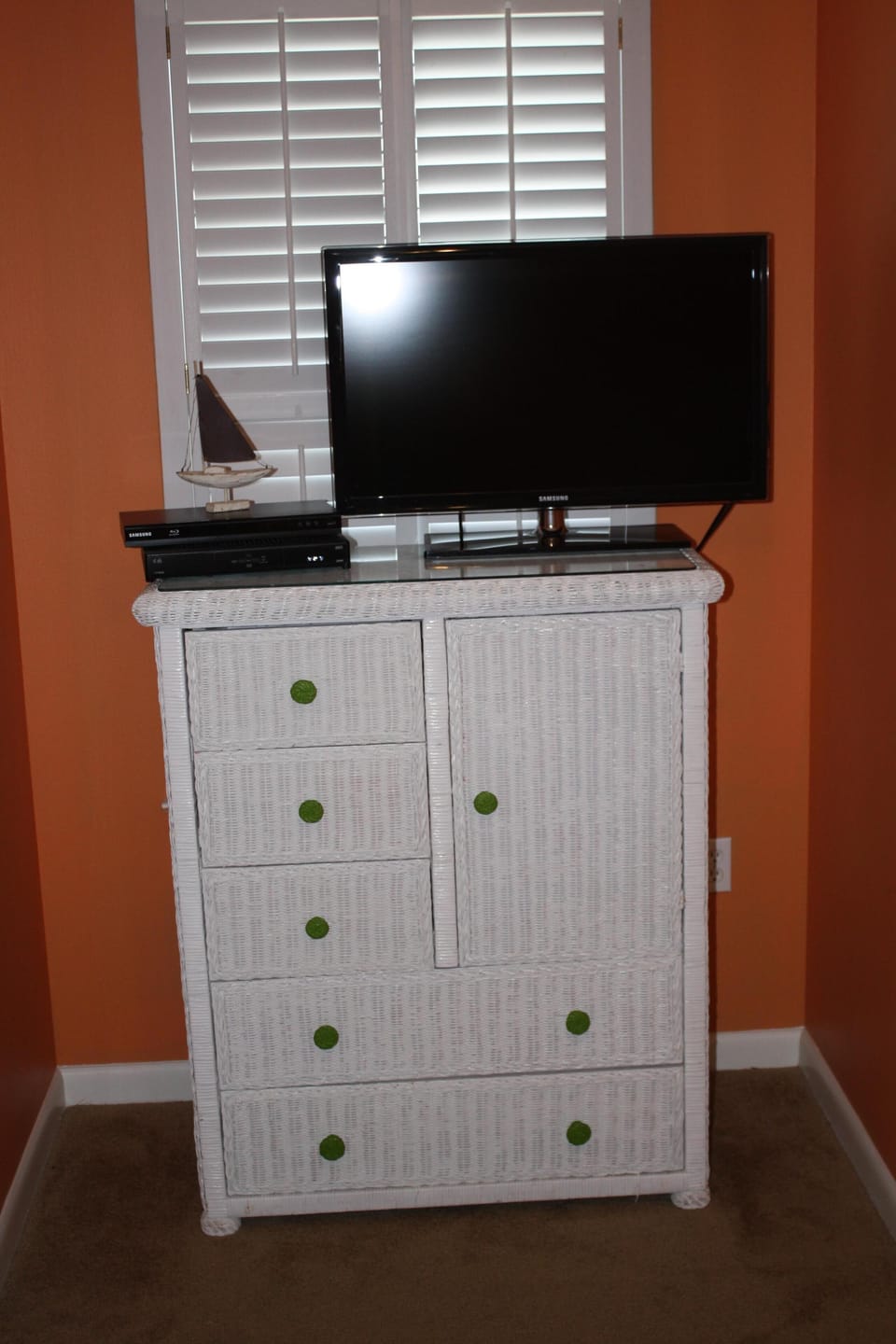 Enjoy the tropical colors, ceiling fan, flat screen TV and Blu-Ray player 