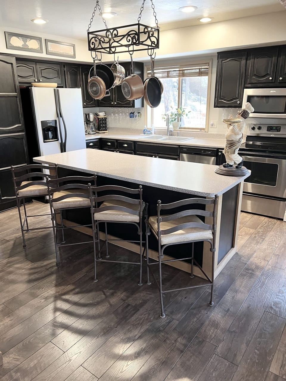 Fully stocked kitchen with everything you need (serving dishes, bakeware, etc)