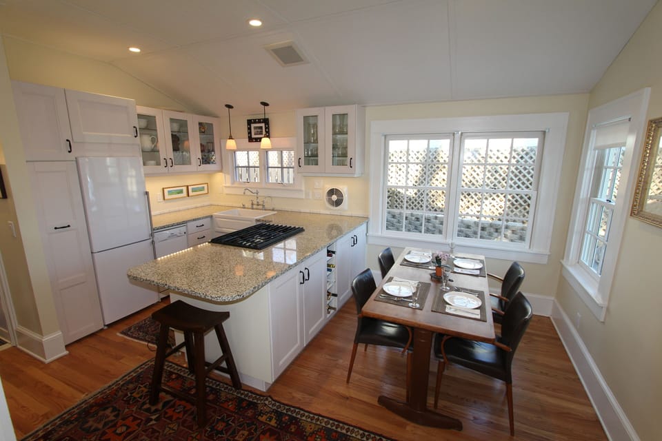 Open-plan kitchen has all you need for that gourmet meal!