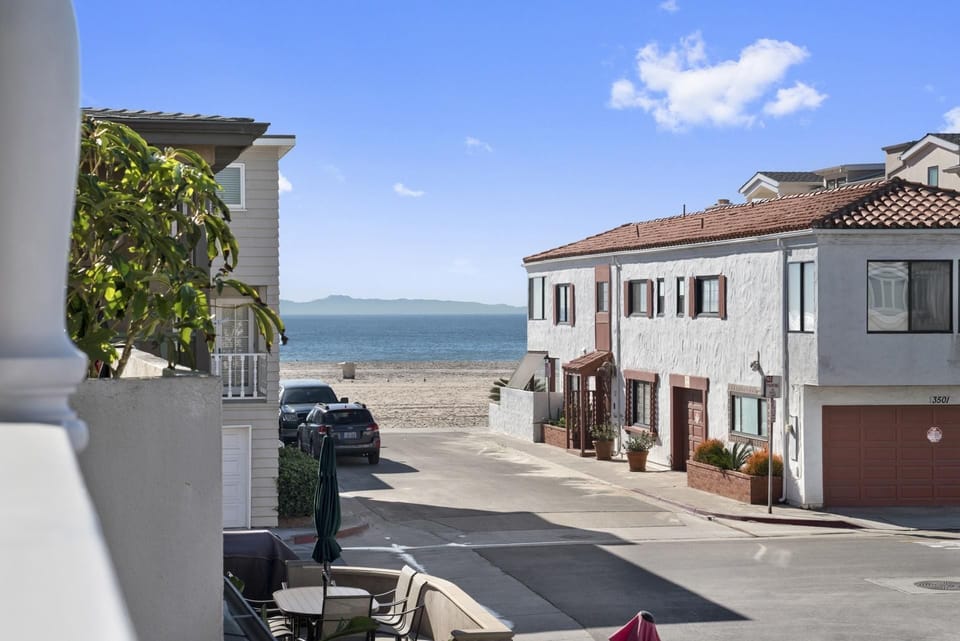Great ocean and Catalina Island views from the front balcony. Check out the surf conditions while enjoying your morning coffee.
                