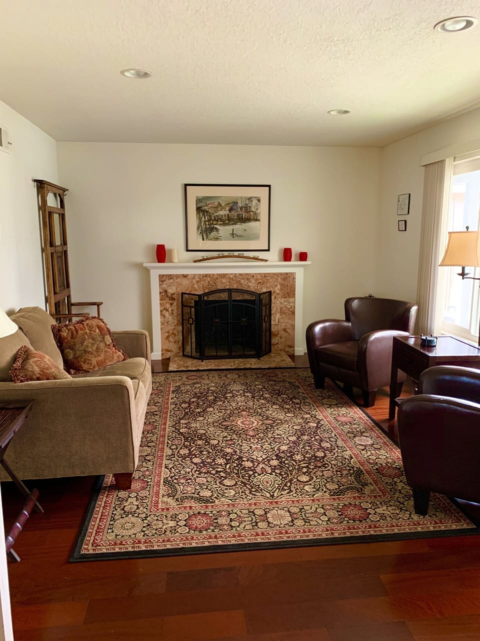 Family room is perfect for a glass of wine 🍷 and fire.,