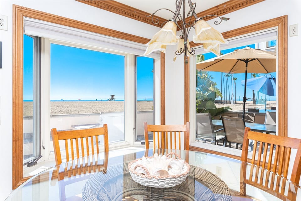 The dining area seats 6 comfortably and looks out onto the beach, of course!
                