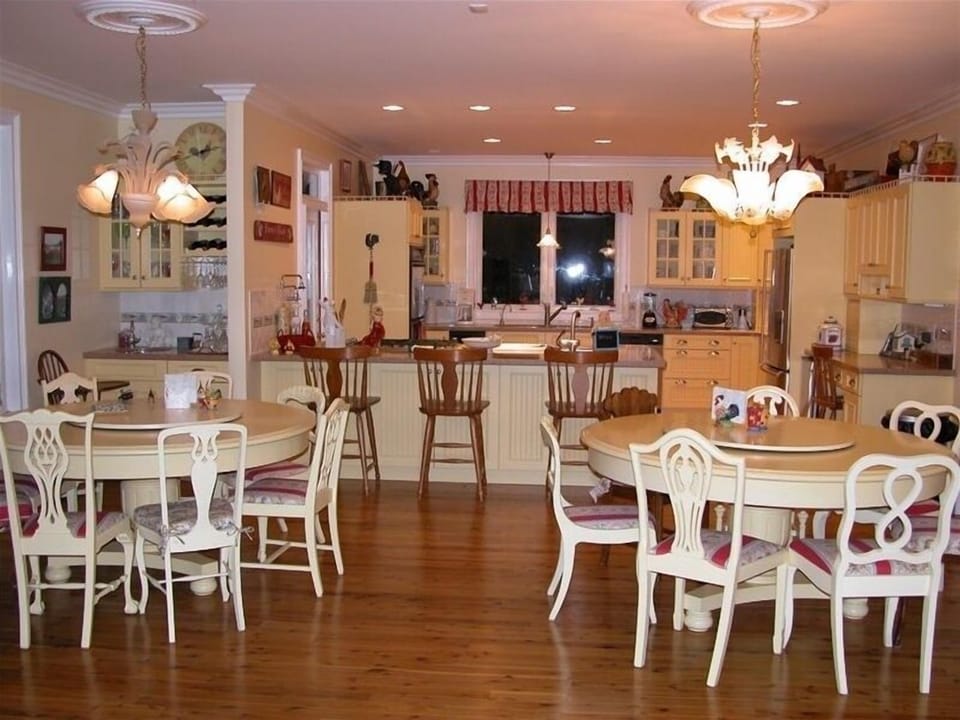 Large kitchen & dining area with twin tables, serving counter and wet bar.