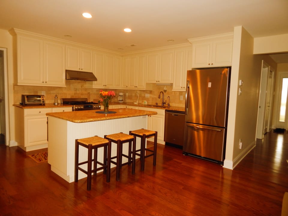 Fully Equipped Kitchen with Dishwasher & Garbage Disposal