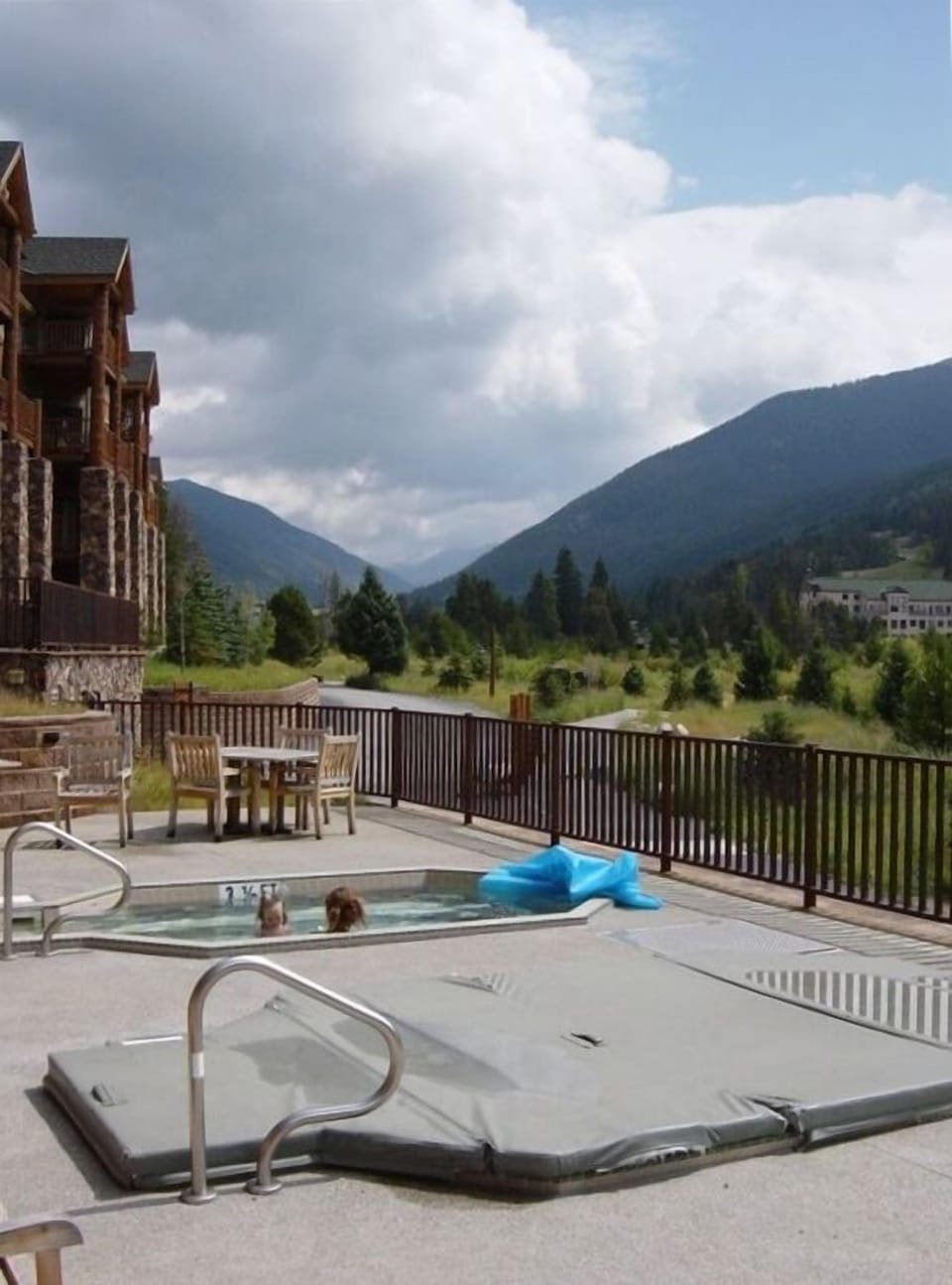2 Large Common Hot Tubs with Slopeside Views
