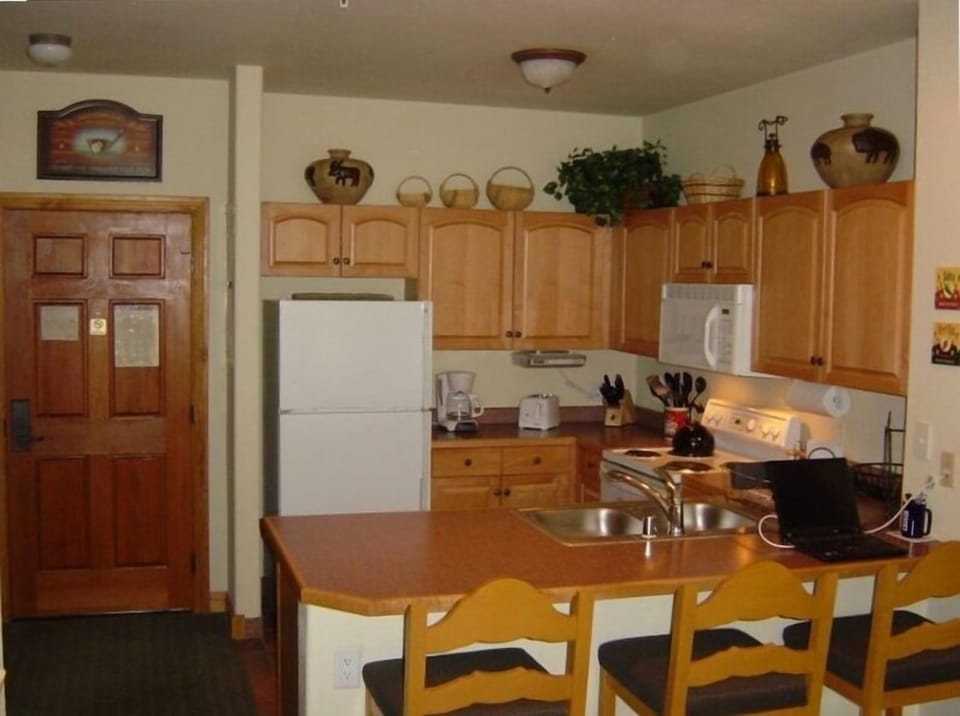 Large Fully Equipped Kitchen