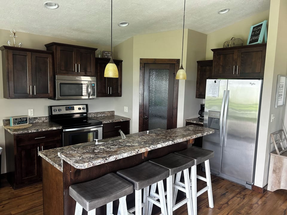Full kitchen w dining area 