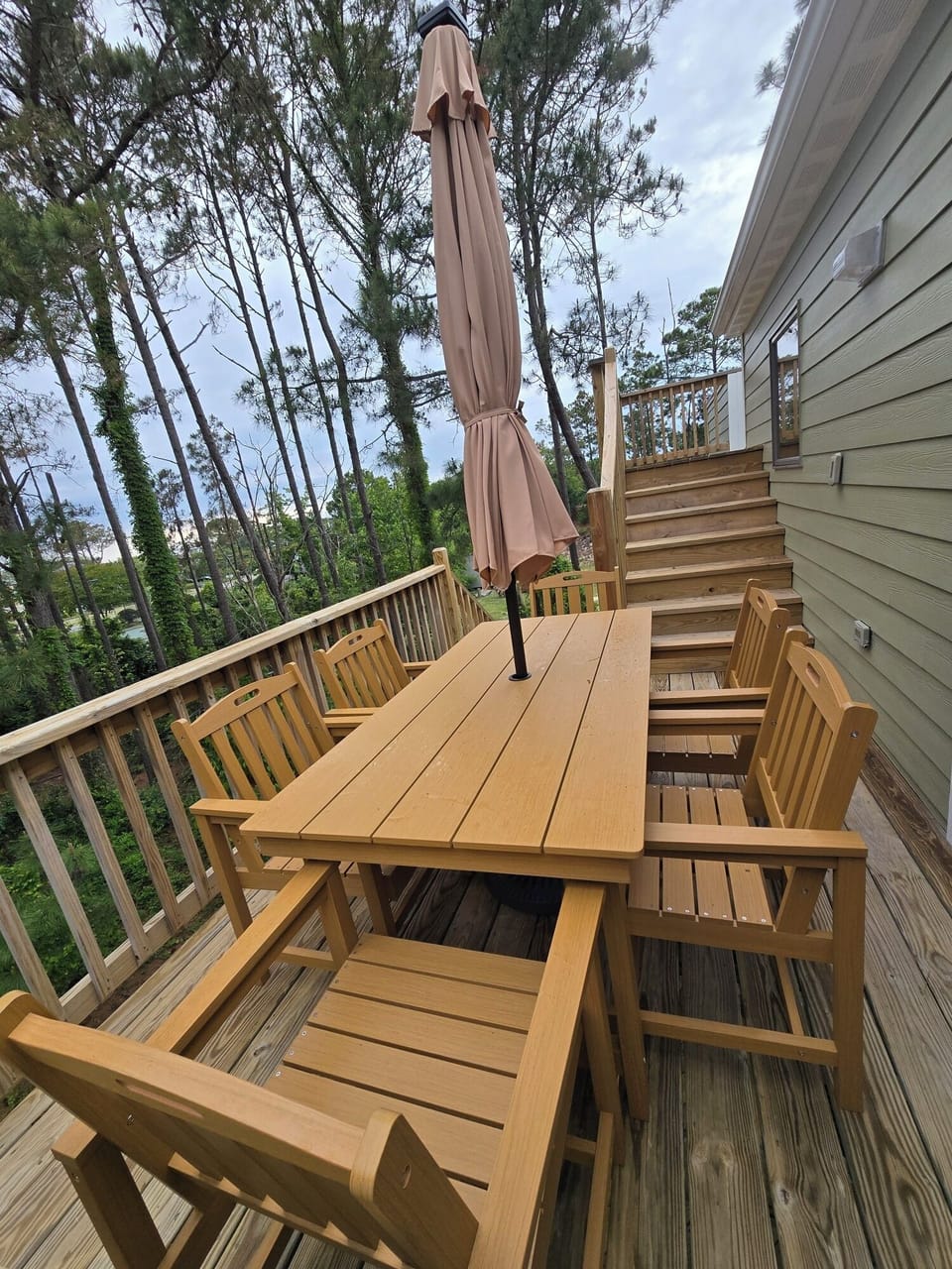 Outdoor dining area off the kitchen