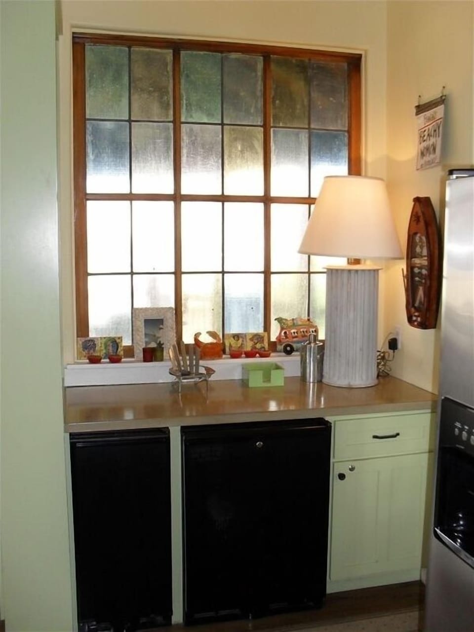 Bar area with small frig and ice maker.