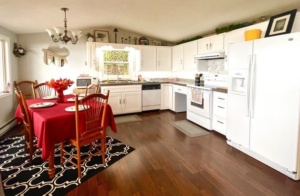 Open concept kitchen-dining. Fully equipped for family meals.