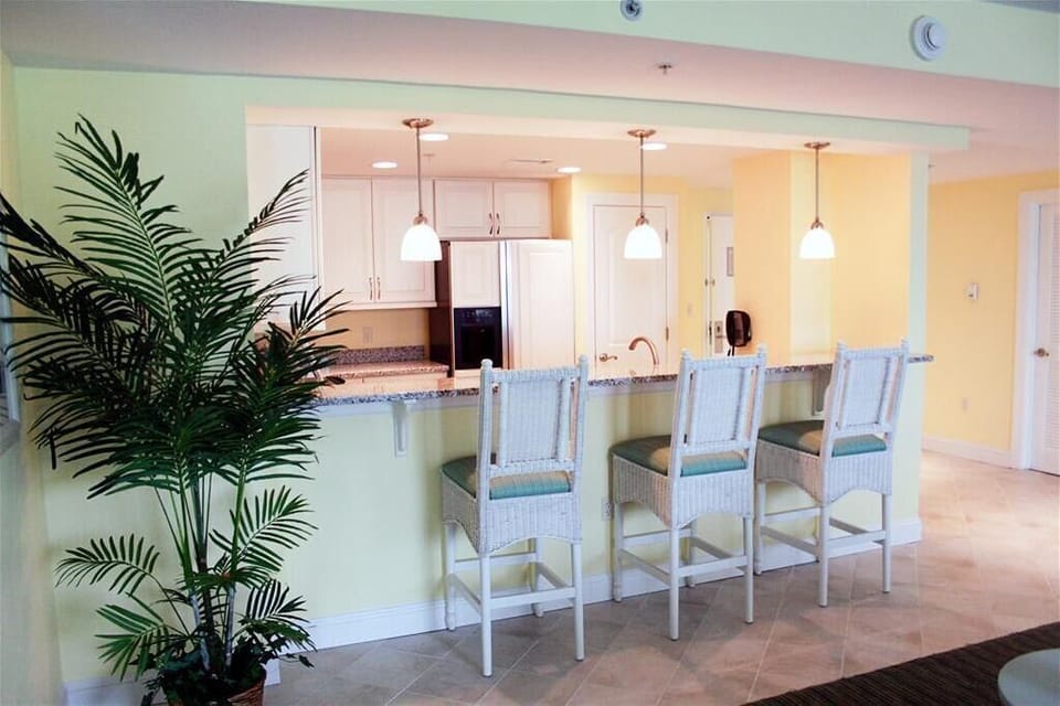 Breakfast bar, granite counters and beautiful upgraded kitchen