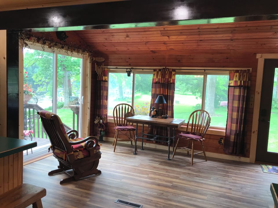 OPEN TO KITCHEN & LIVING  WITH BEAUTIFUL VIEWS OF THE RIVER WITHIN A FEW FEET
