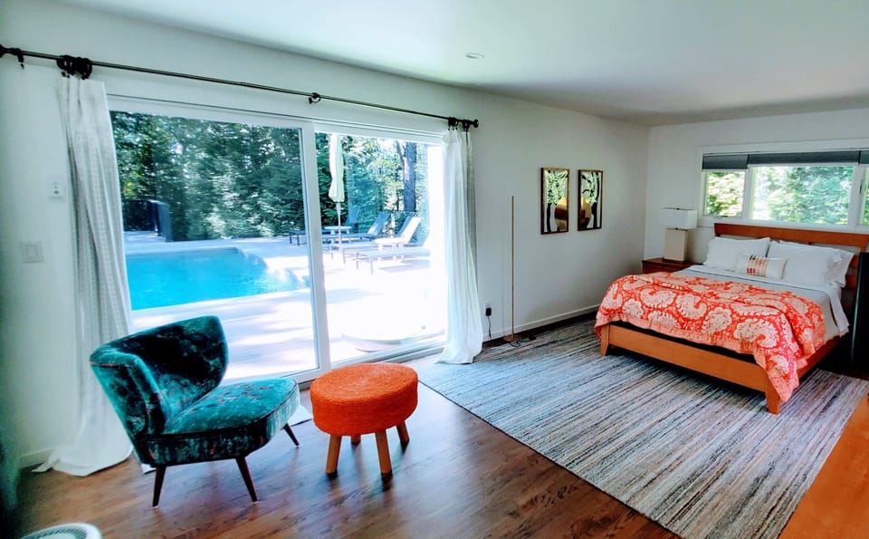 Master bedroom has pool access
