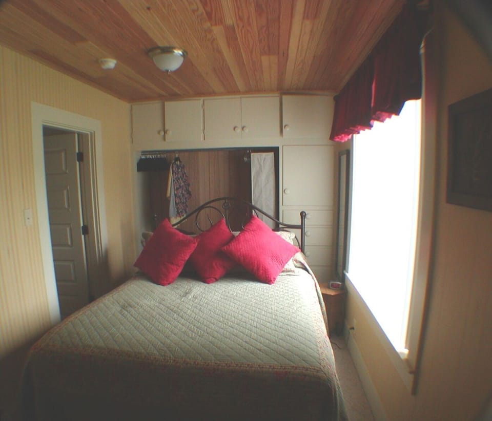 Queen bed, full bath, slightly bigger than it looks. Narrow room. No surprises
