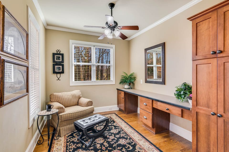 Front entry room--great for setting up lap top or for quiet time