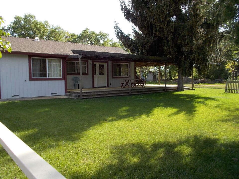Front of Daisy's Place