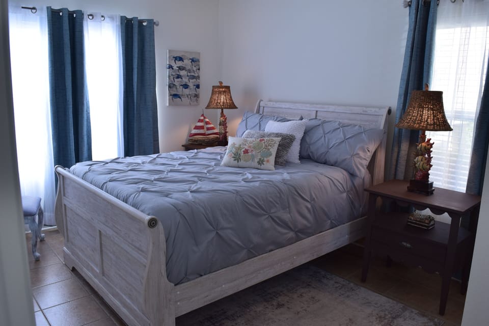 Guest bedroom, queen bed.