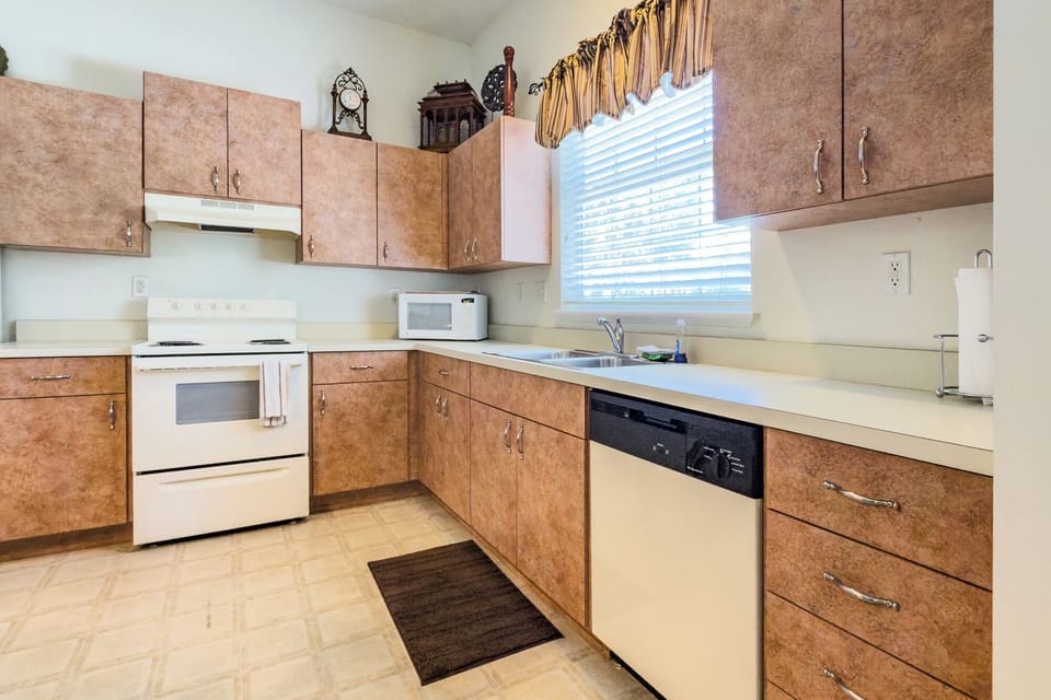 Kitchen area, coffee pot, toaster and blender 