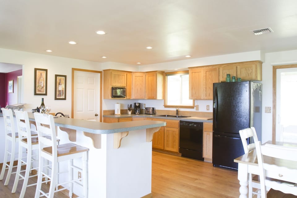 Kitchen with breakfast bar 