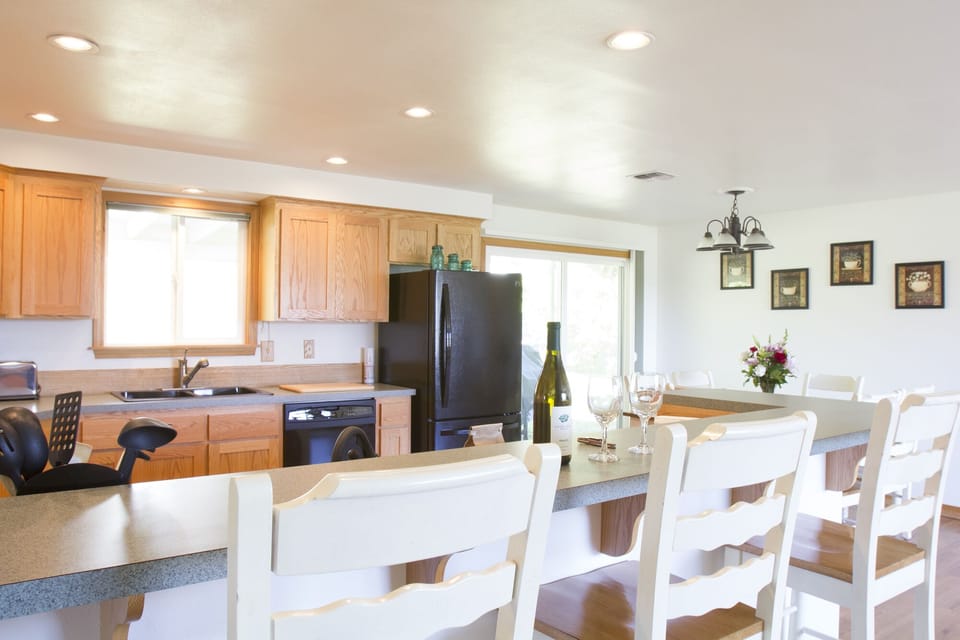 Kitchen with breakfast bar