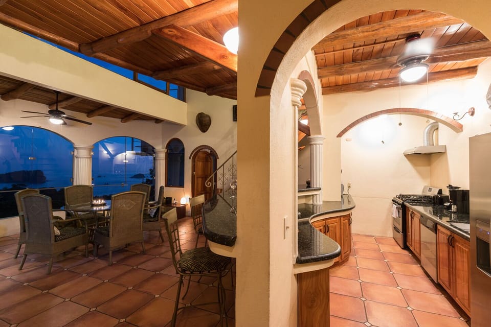 Kitchen & dining area