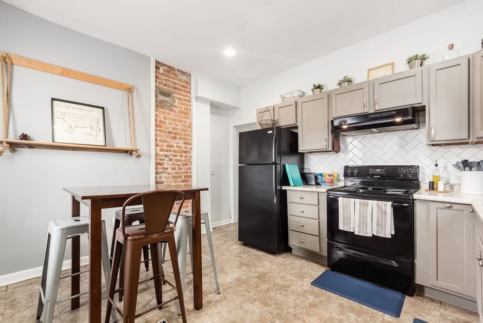 Fully equipped Kitchen with dine-in seating.