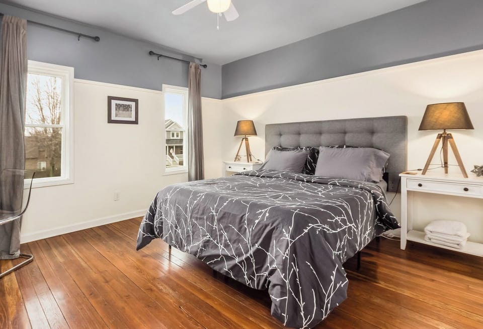 3 Queen Bedrooms  with fresh linens on the 2nd Floor 