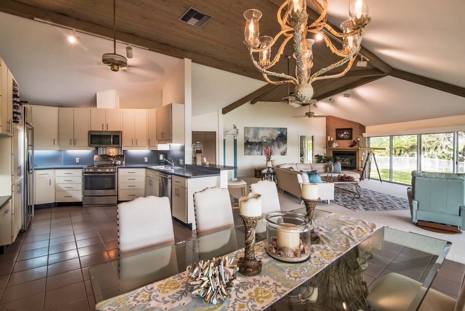 CLEARLY FURNISHED BY AN INTERIOR DESIGNER WITH LOVE