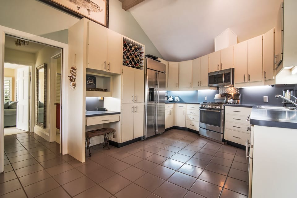 SPLIT PLAN; 2 BDRMS TO THE LEFT. HALLWAY CAN BE SHUT BY SLIDER DOOR FOR PRIVACY