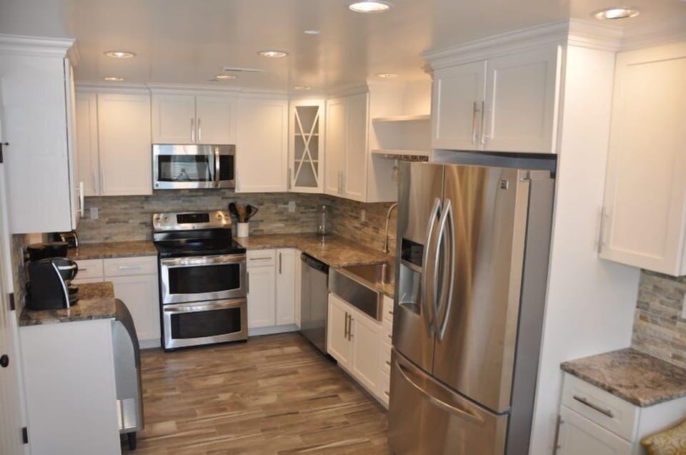Stunning Kitchen, Granite, Stainless Appliances & Double Oven