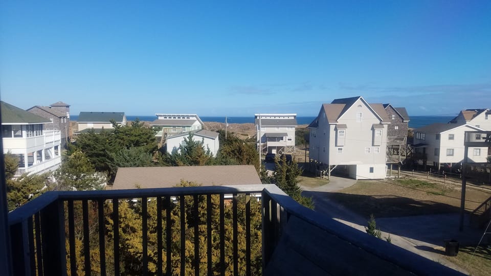 Ocean View, 1/2 block to ocean access - 4 houses back form beach
