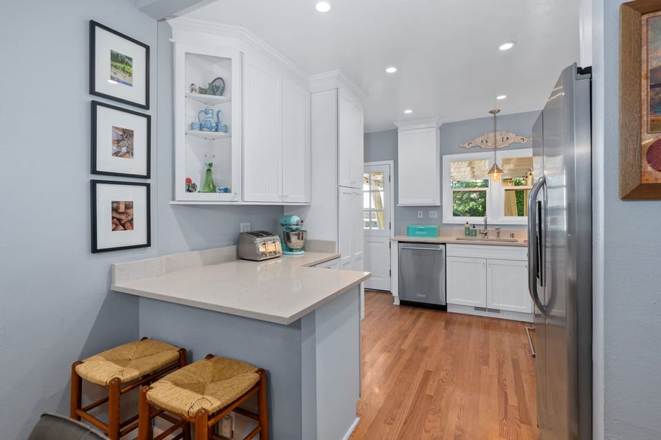 Kitchen with breakfast Bar