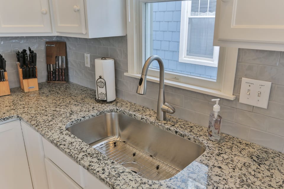 NEW 9" extra deep 30" farmhouse sink w premium faucet w pull down sprayer