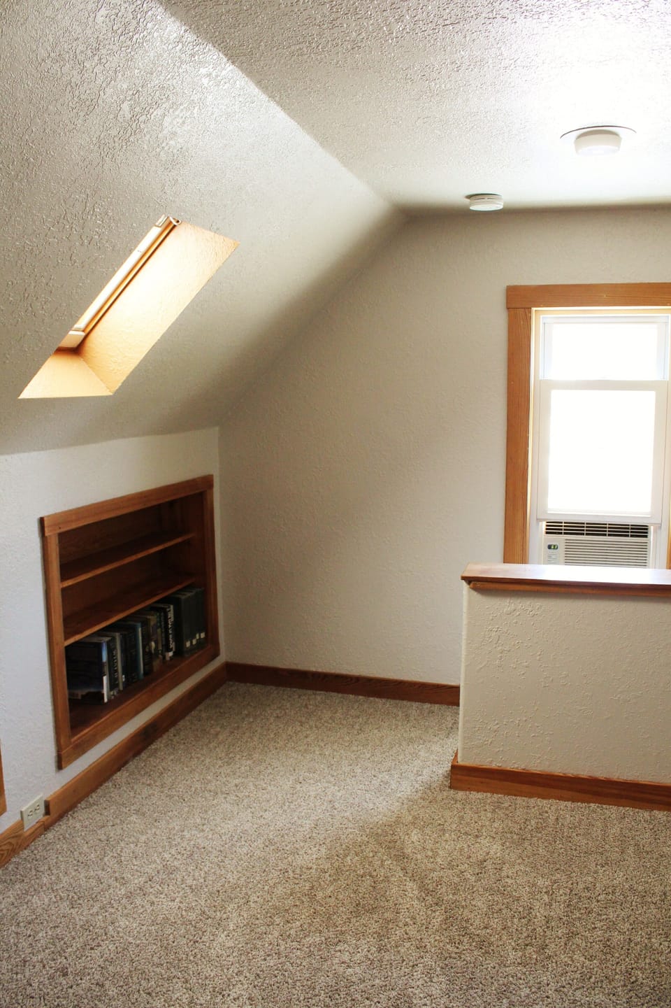 A side room in the loft: perfect for lounging, kids play area, or work area