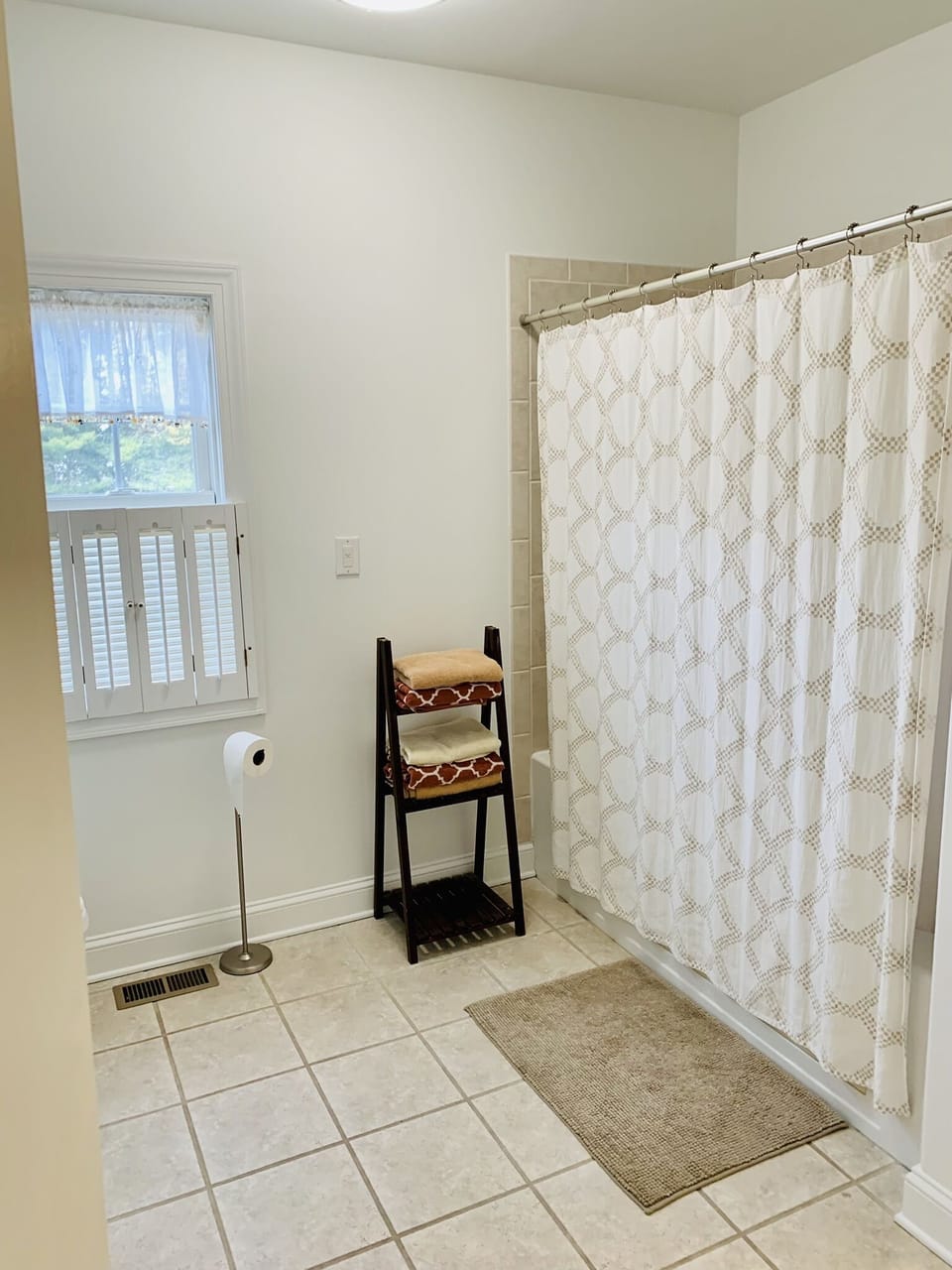 Mid-level full bath